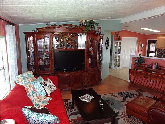 3rd image of 716 Watersedge St