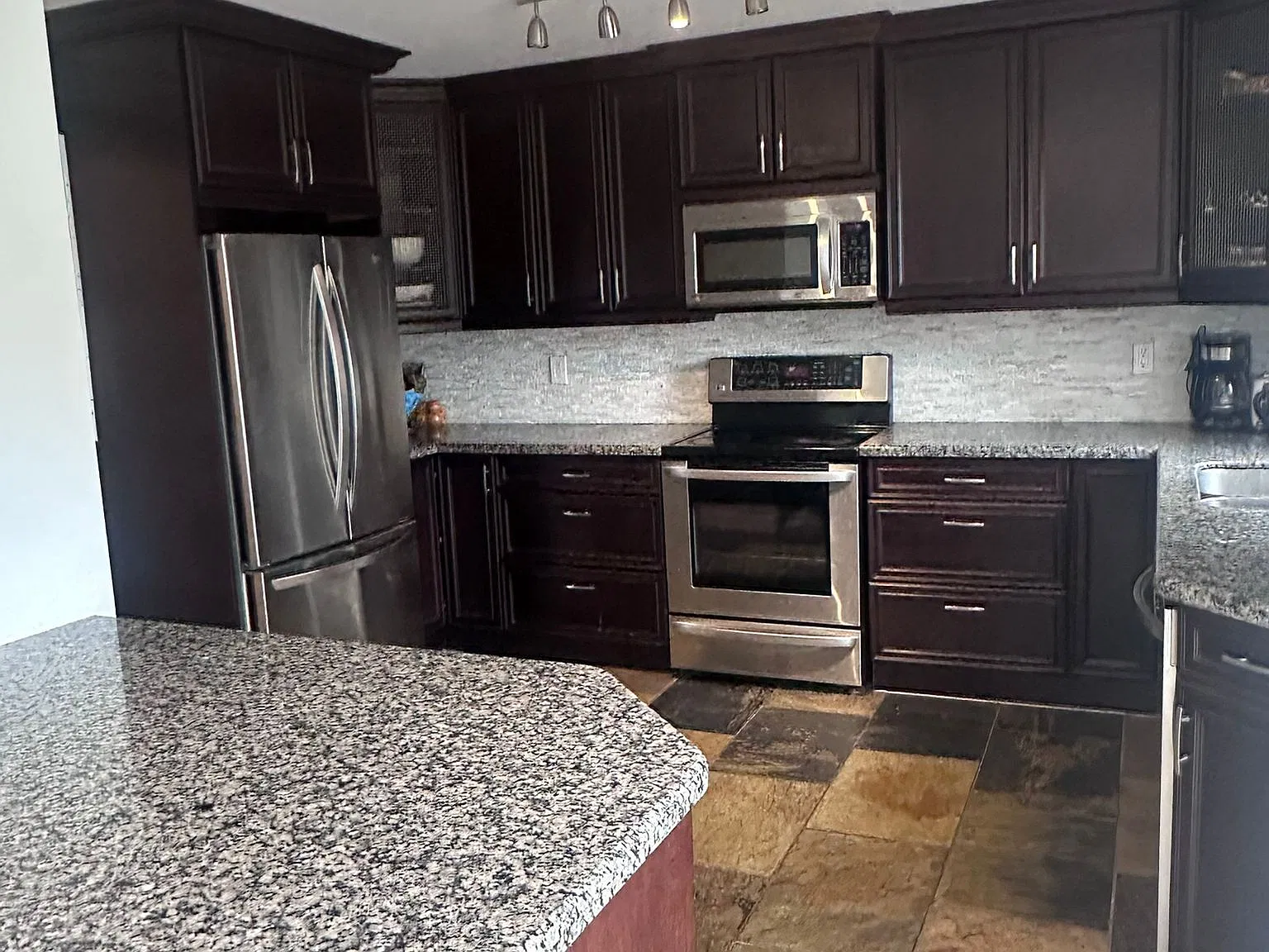 4 bed, $2,800 — Photo 2