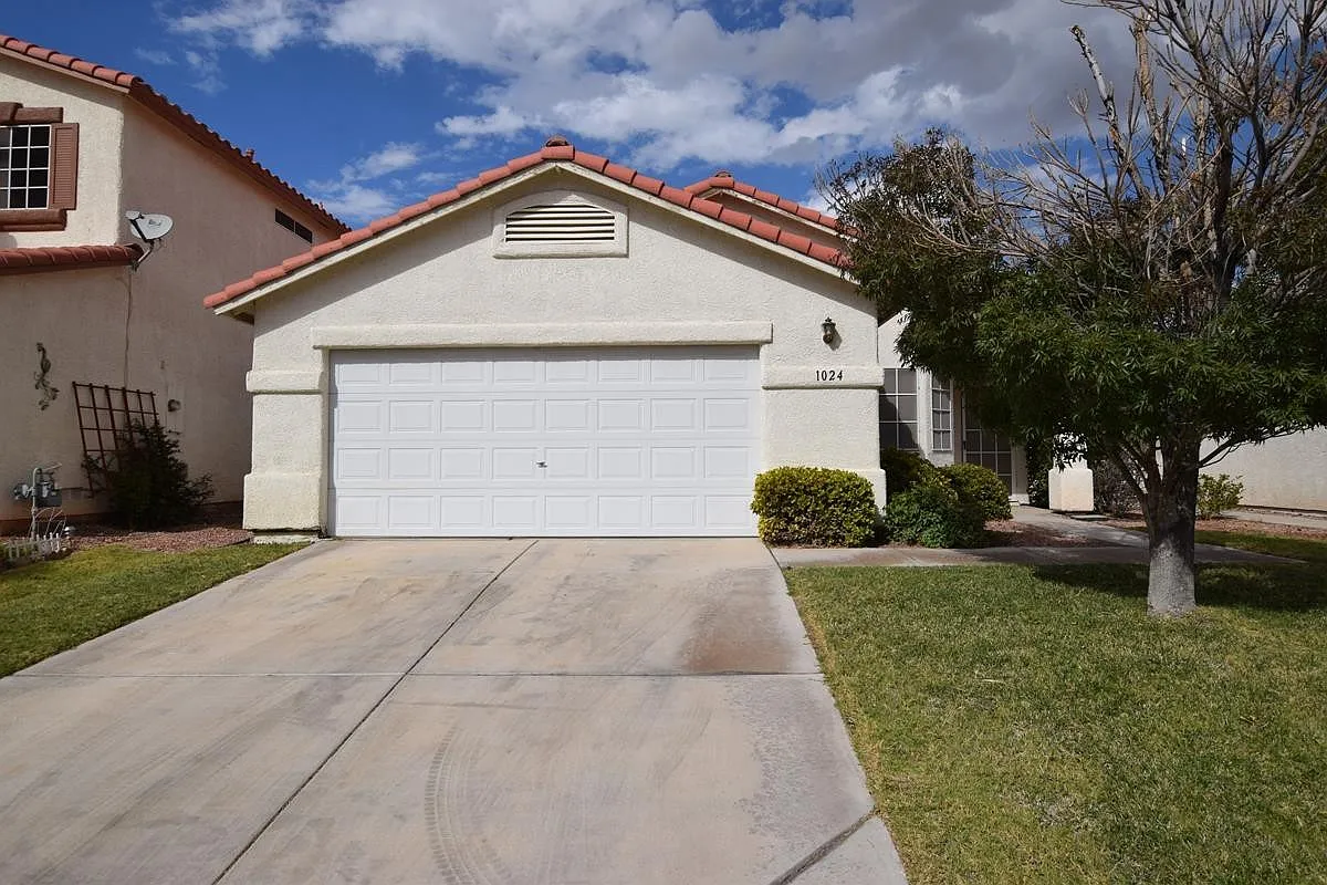 Beautiful Single Story Three Bedroom Home! — Photo 1