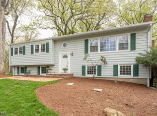 6 Colonial Dr, Green Brook, NJ 08812