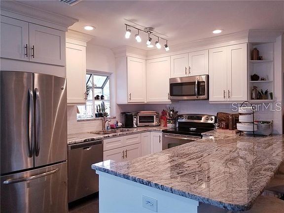 5th image of 435 Merydith Way S