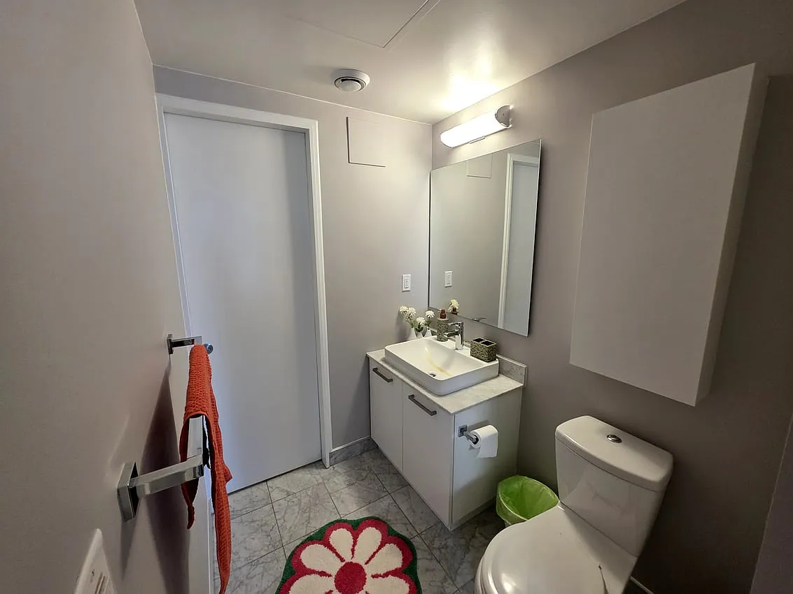 Deluxe Room with Powder Room - York St & Bremner Blvd — Photo 4
