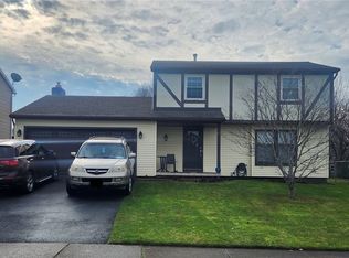 42 Pebbleview Dr, Rochester, NY 14612