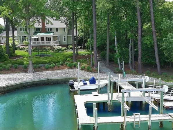 701 Crystal Ln, Virginia Beach, VA 23451