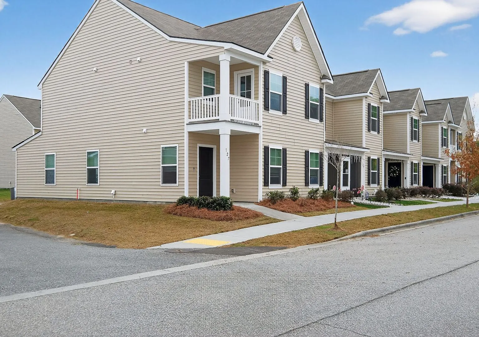 4 bedroom 3 bath townhome in Rice Hope — Photo 2