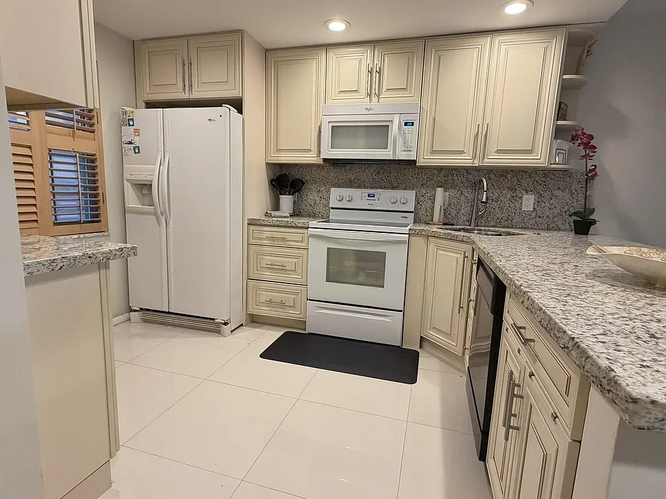 3800 Oaks Clubhouse Dr #311