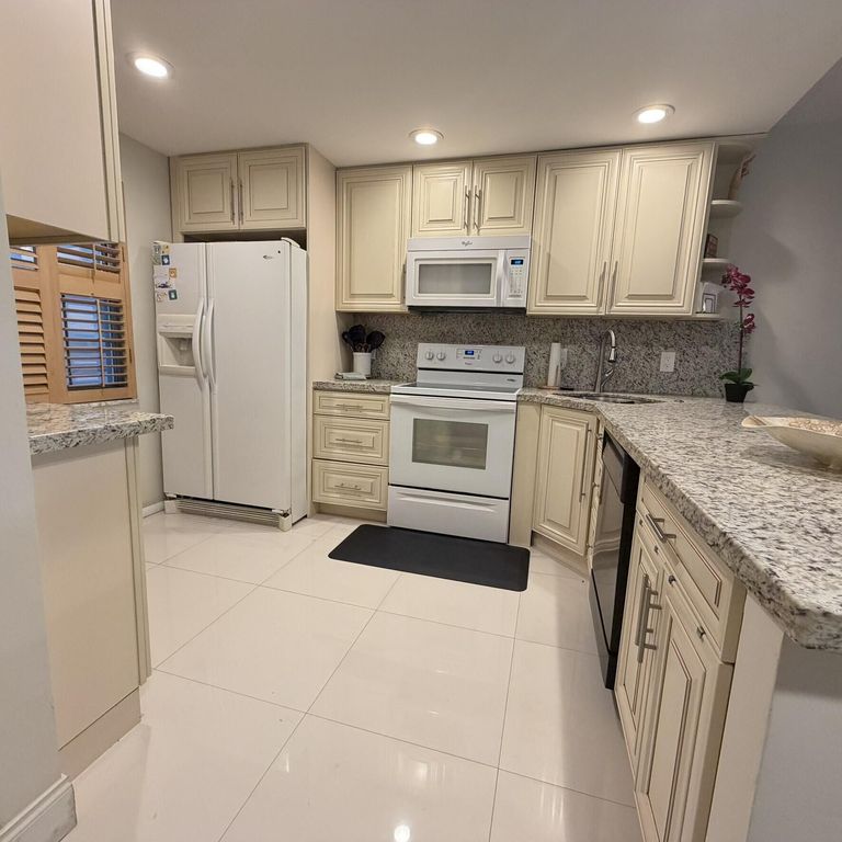 3800 Oaks Clubhouse Dr APT 311, photo 2