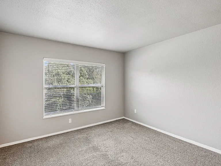 Hidden Hills Apartments — Photo 30