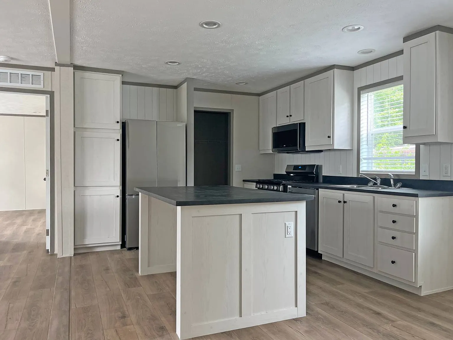 3 bed, 2.0 bath, 1160 sqft, $1,500 — Photo 1