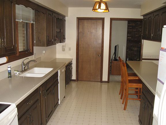 3rd image of 3201 Highbrook Dr