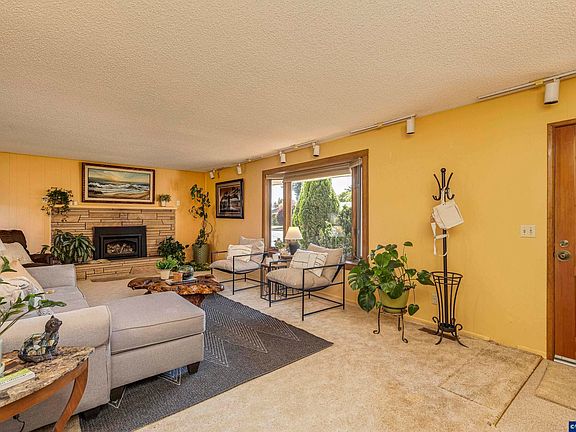 5th image of 492 N Larch Ave