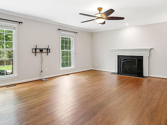 5th image of 802 Winter Hill Dr