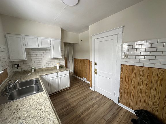 3rd image of 2483 Niagara Ave #1