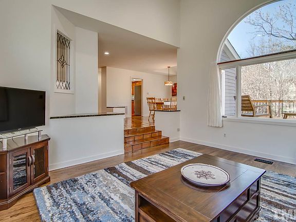 4th image of 101 Derby Ln