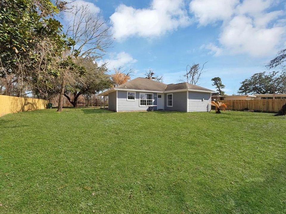 Home sits on over 11,000sq foot lot. Lots of yard space. Yard is maintained by owner.