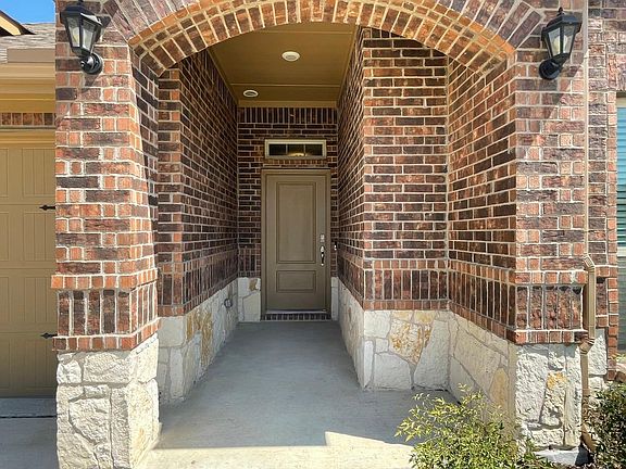 4th image of 1104 Royal Ln