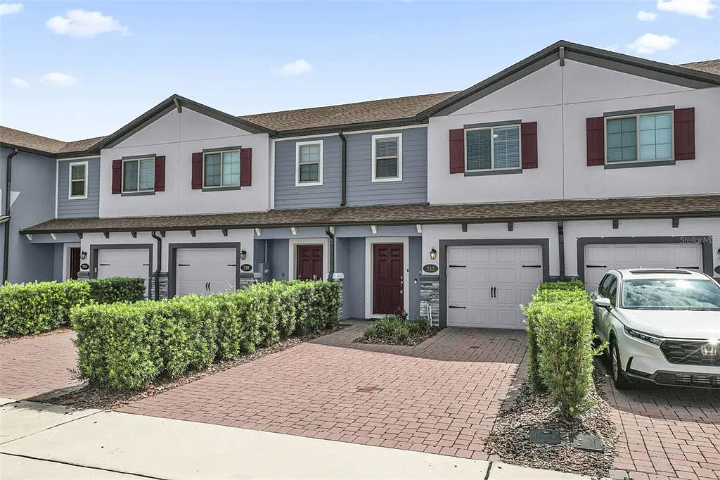 3 bed, 2.5 bath, 1490 sqft, $2,350 — Photo 2