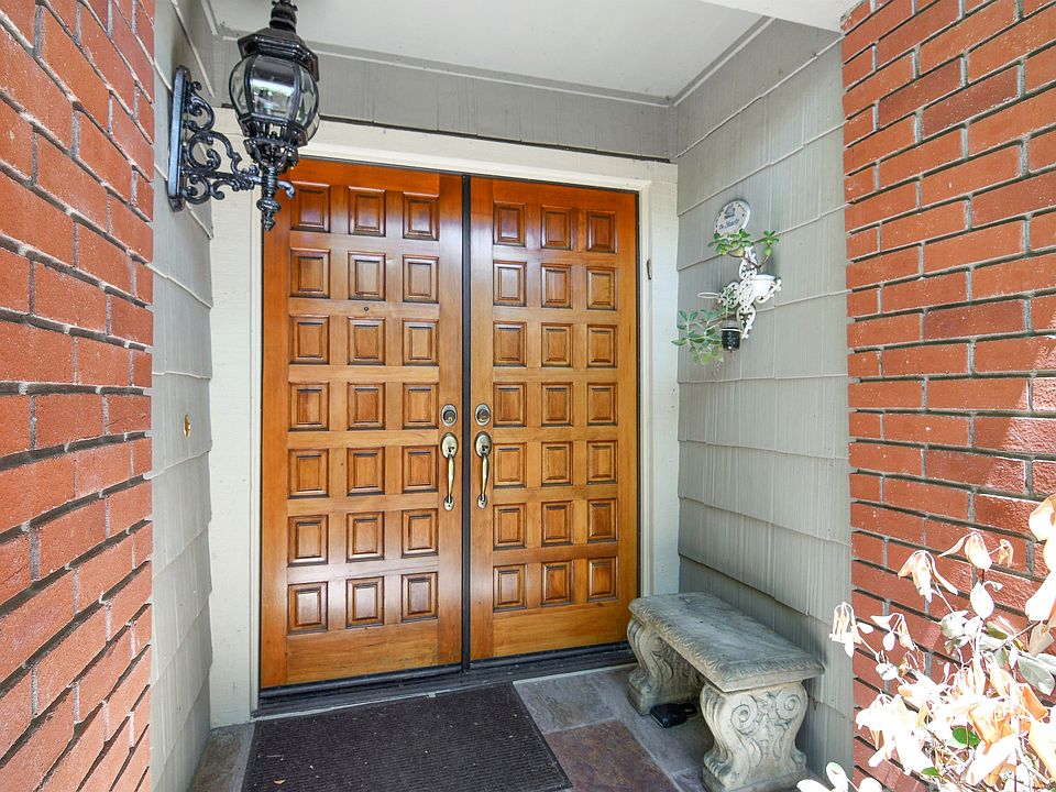 2nd image of 18831 Biarritz Ct