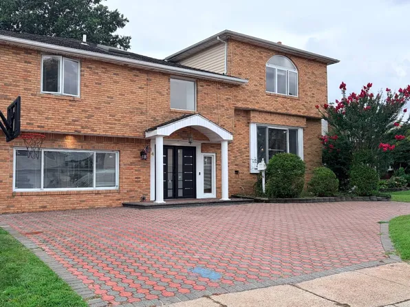 64 Fox Pl, Hicksville, NY 11801