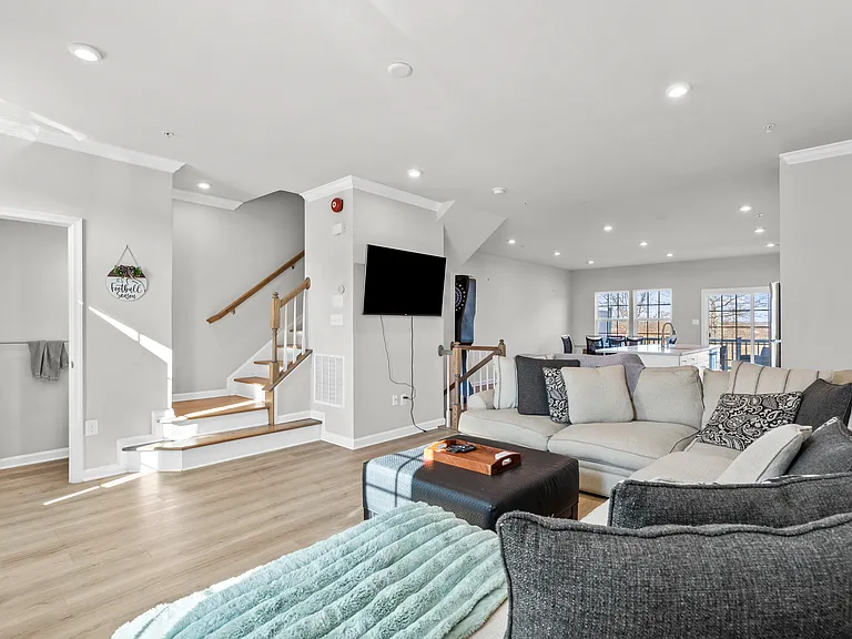 204 Station Dr — Photo 6