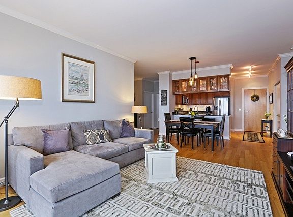 3rd image of 1629 S Prairie Ave #2402