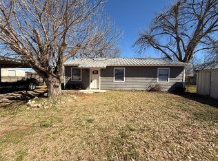 707 N 1st St, Bangs, TX 76823