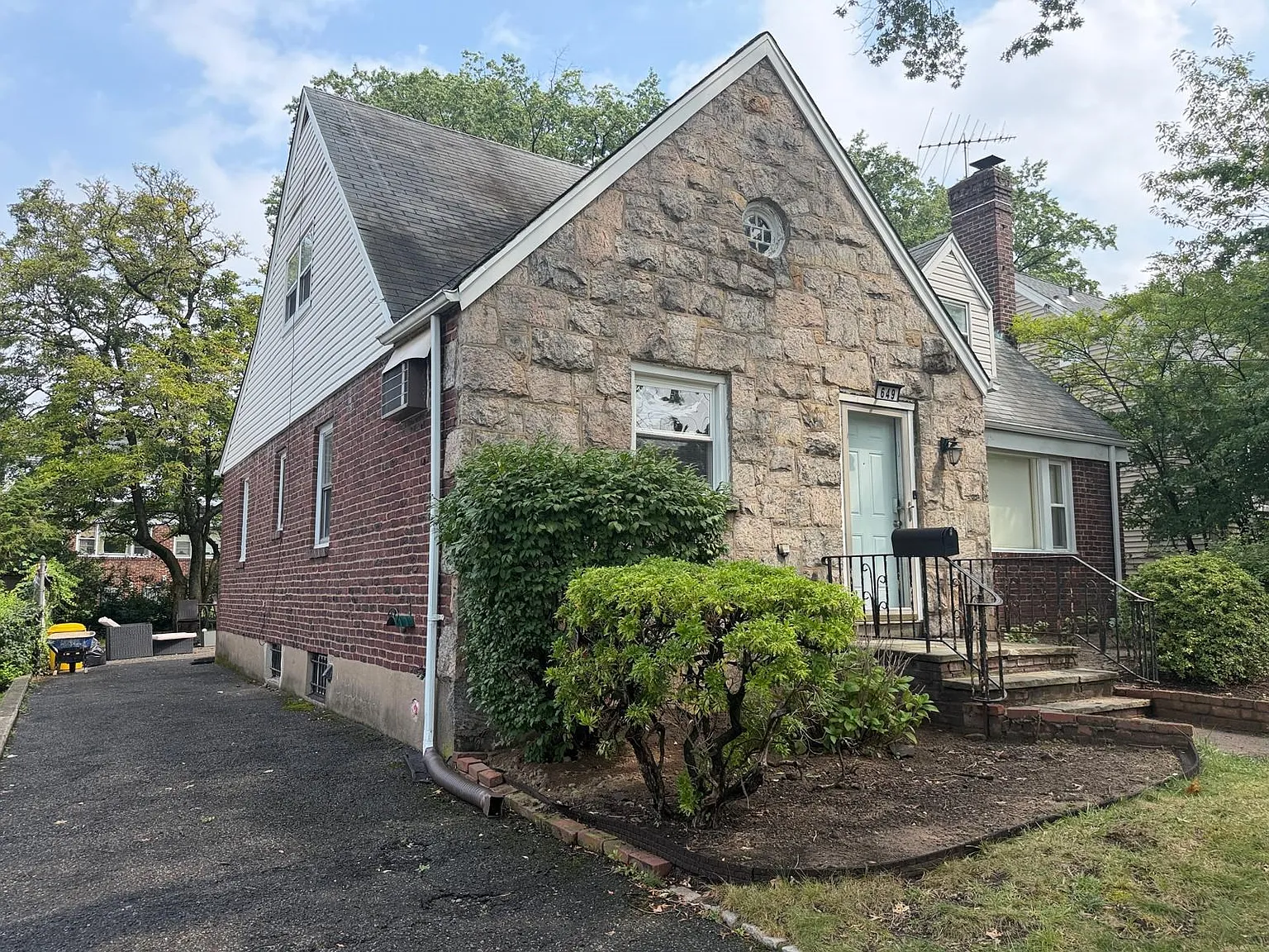 3 bed, 1.0 bath, $3,700 — Photo 3