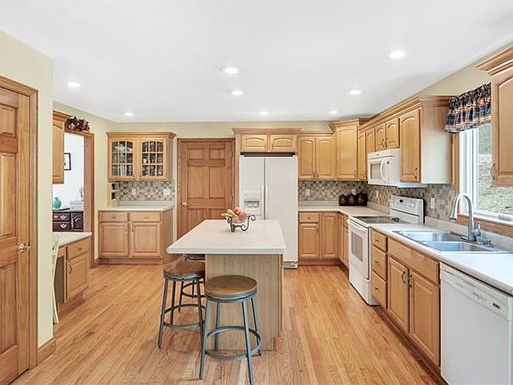 5th image of 150 Woodbury Dr