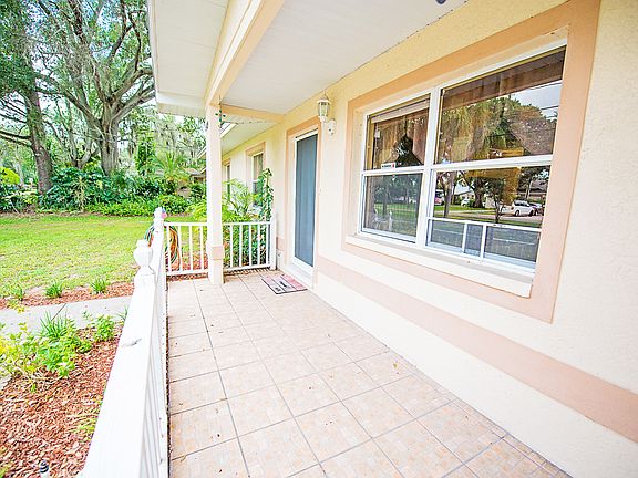 5th image of 409 Shore Dr E