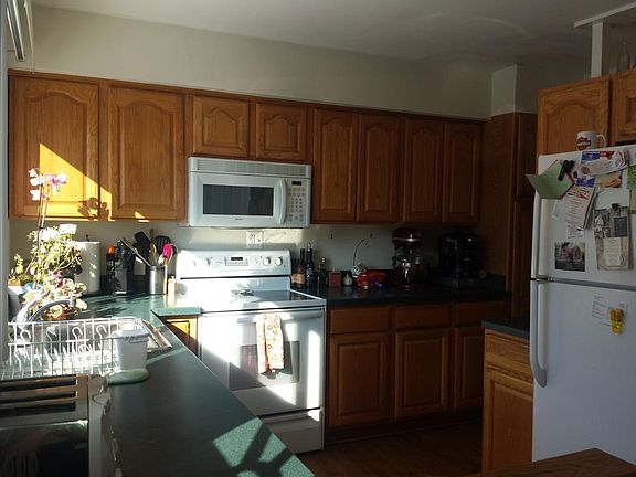 Lots of counter/cupboard space !