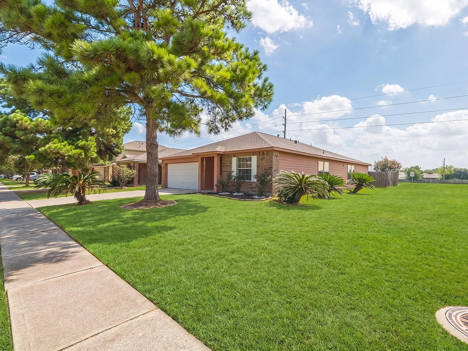 3 bed, 2.0 bath, 2165 sqft, $2,100 — Photo 4