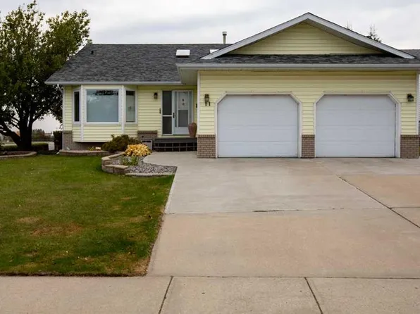 11 W Maple Pl, Crossfield, AB T0M 0S0