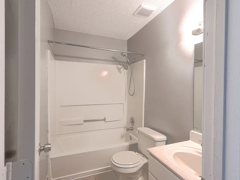 2628 Delavan Ave — Photo 11