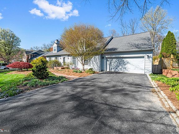 5th image of 25 Dickinson Ln