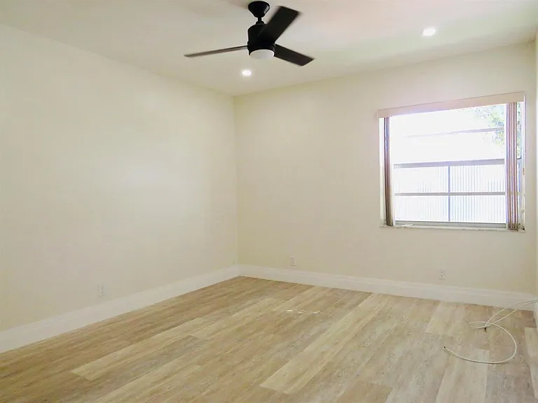 557 Burgundy St #557-L — Photo 15