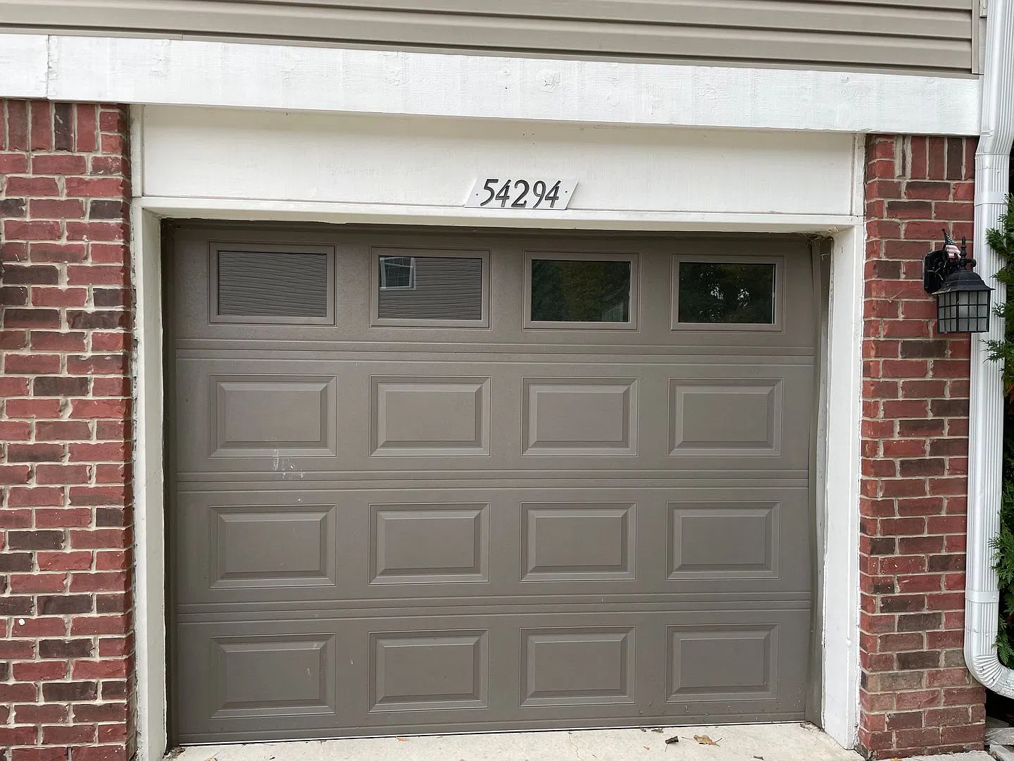 Shelby Township - Immediate Occupancy! 2 Bedrooms, 2-Baths, att. Garage — Photo 3