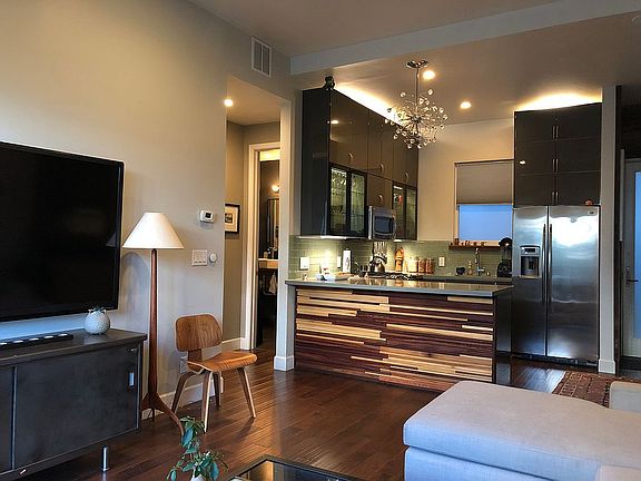 4th image of 241 Collingwood St #A