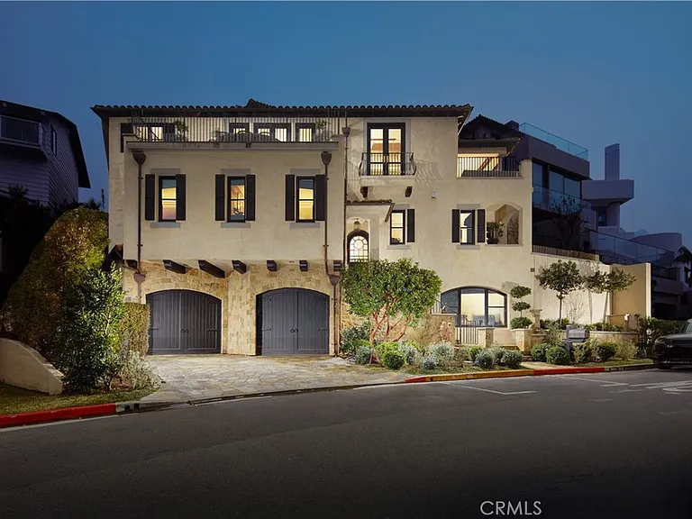 11 Emerald Bay — Photo 1