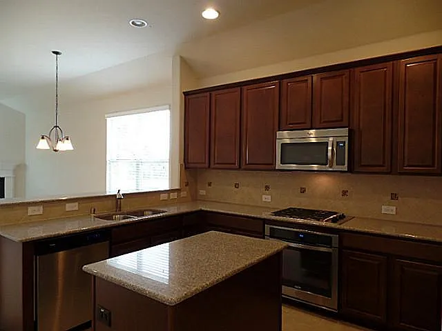 1304 Poplar Dr — Photo 3
