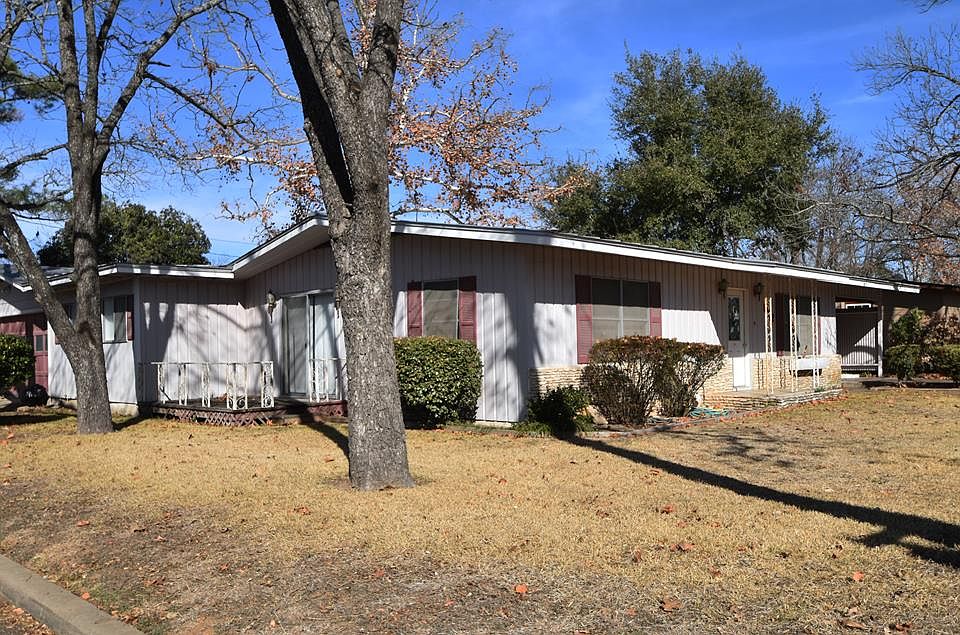 1st image of 802 N Pecan St