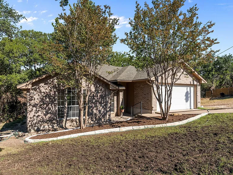 7704 Plateau Cv — Photo 1