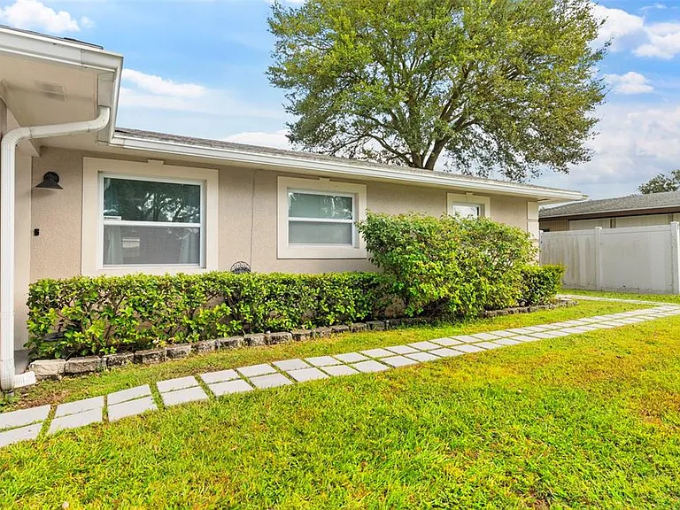 1019 Susan Dr — Photo 2