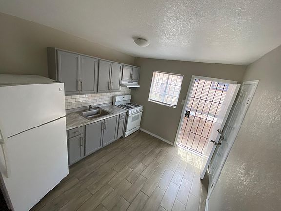 3rd image of 4021 Fort Blvd #1