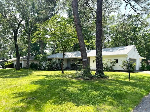 216 Bel Air Dr, Longmeadow, MA 01106