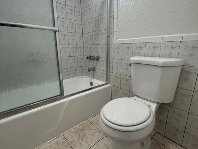 Marquis Apartments — Photo 15