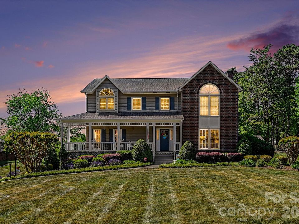 1st image of 4051 Pinecrest Dr NE