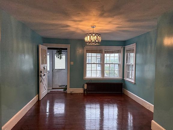 2nd image of 135 Pearl St