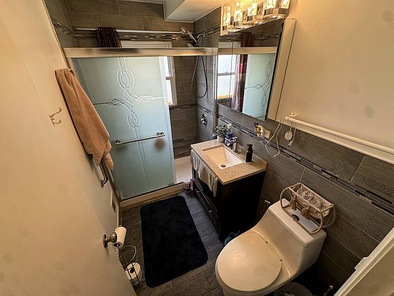5th image of 8 Greenwood Ct N