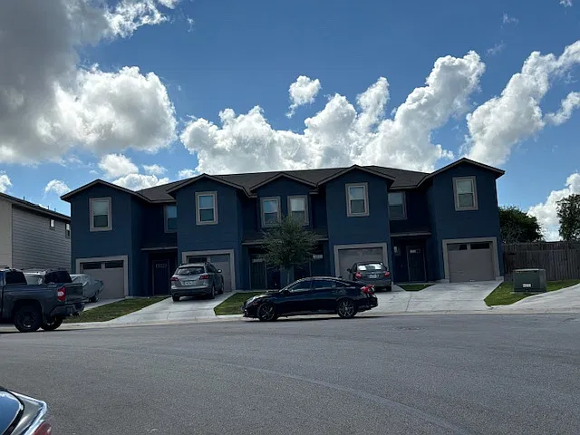 3 bed, 2.5 bath, 1324 sqft, $1,500 — Photo 1