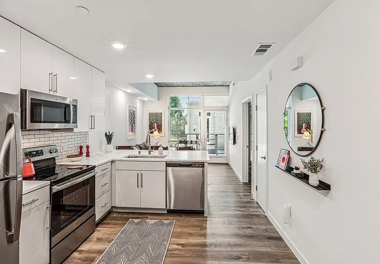 Link Apartments Four12 — Photo 4
